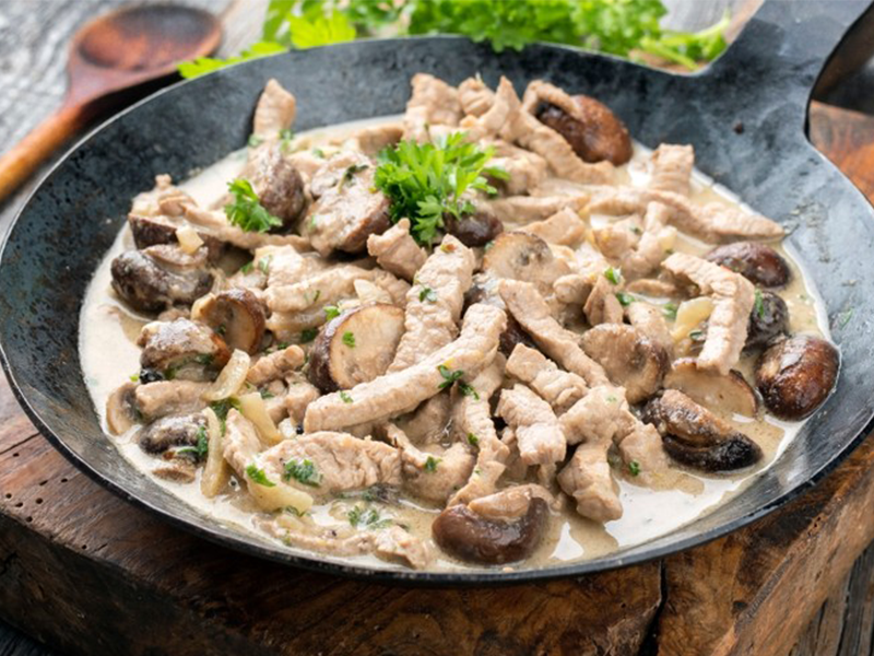 Champignons de Paris, crème poivrée et persil