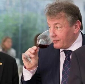 jean luc jamrozik dégustant un verre de vin rouge