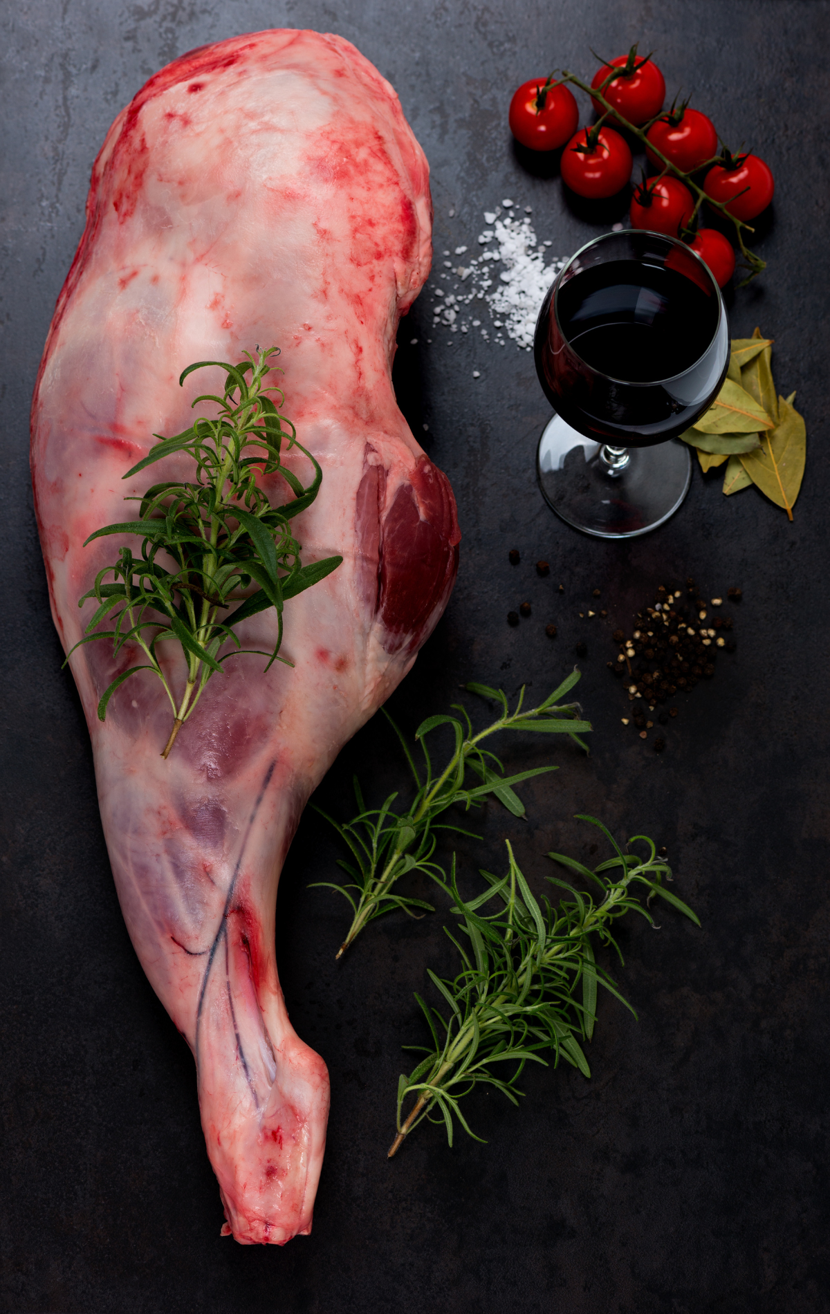 un gigot d'agneau avec un verre de vin