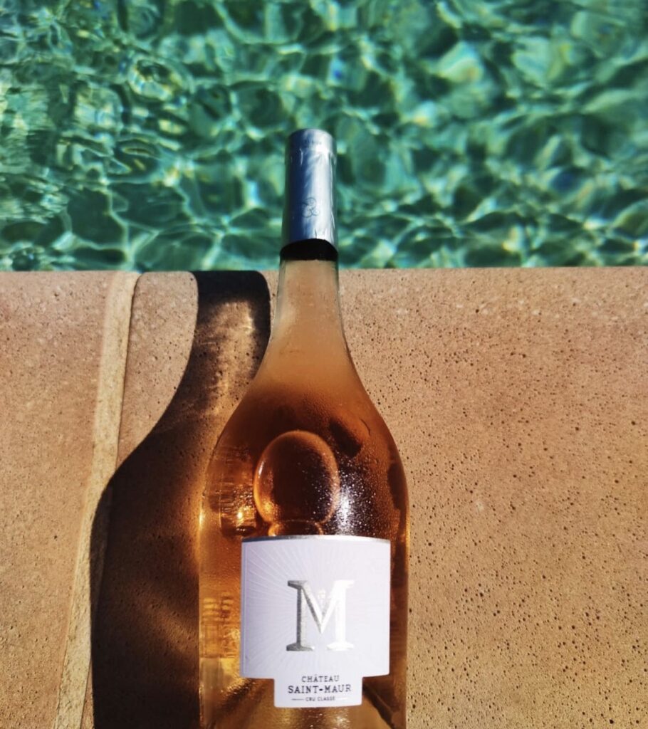Bouteille de rosé Chateau Saint-Maur - Saint M, au bord de l’eau.