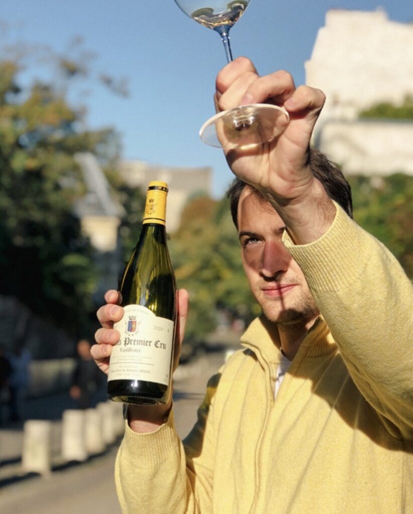 Image de Quentin observant la robe d'un vin (première étape de la dégustation)